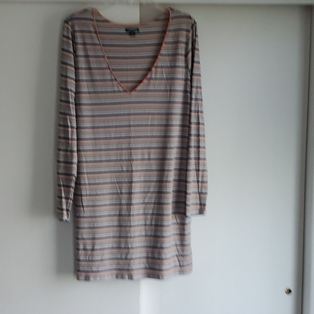 Free w/ purch Womans Dress. V neck. Stretch. Marked XXL but fits XL unstretched.